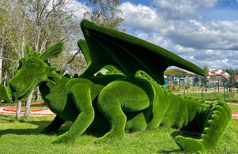 Топиари парк - дракон из Шрека - в поселке Emerald Village