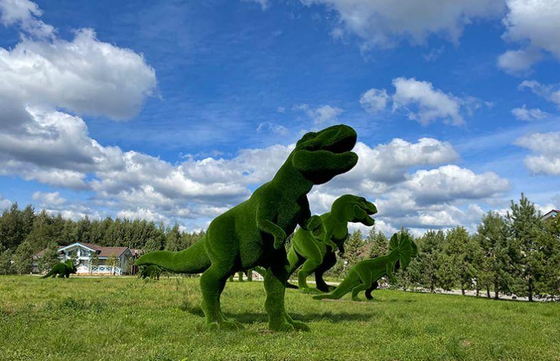 Топиари парк - тираннозавр - в поселке Emerald Village