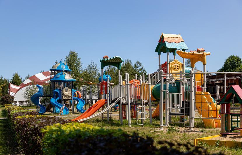 Детские и спортивные площадки в поселке Emerald Village
