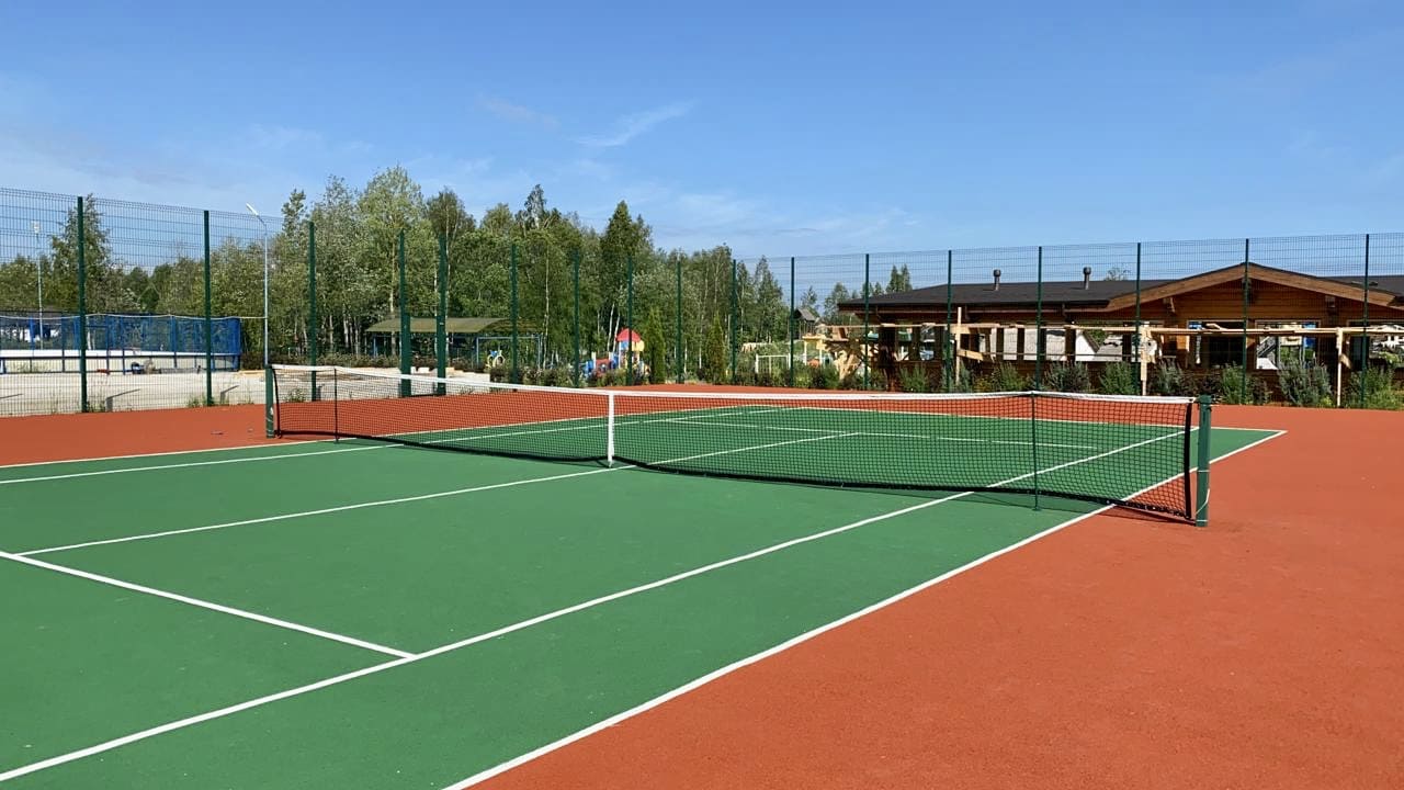 Крытый и открытый теннисные корты в поселке Emerald Village